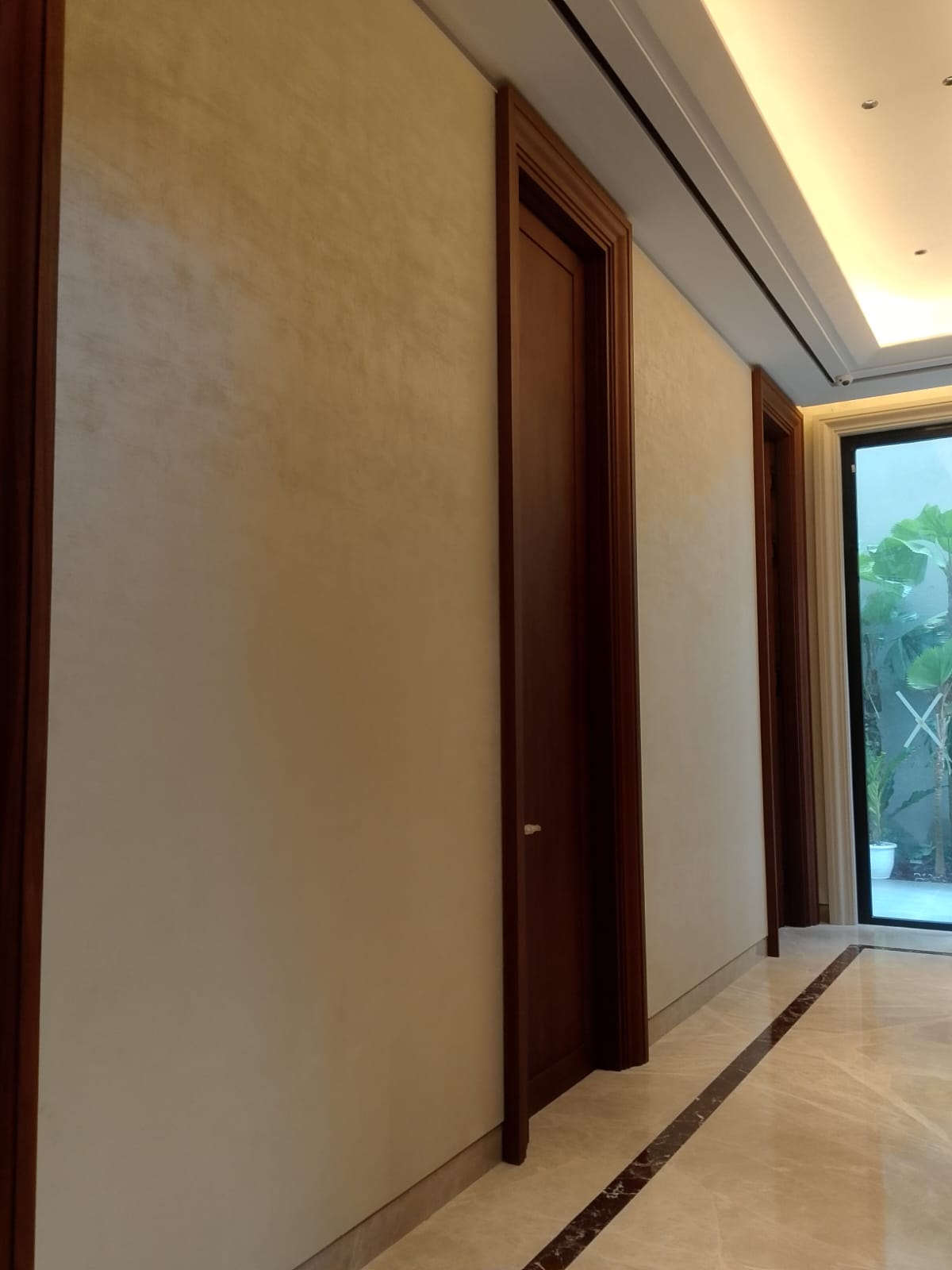 Lorong cream beige mewah dengan Polished Stucco / Venetian Stucco