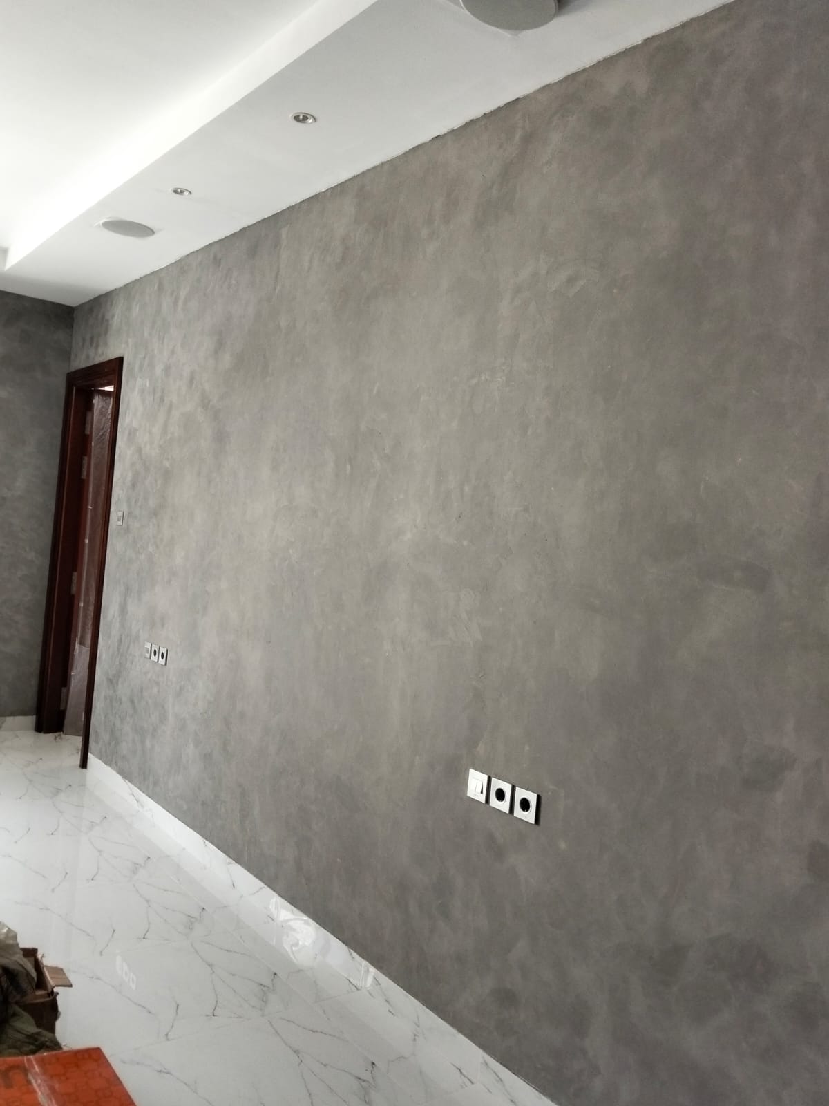 Dinding abu-abu tua dengan Stucco Cement / semen ekspos